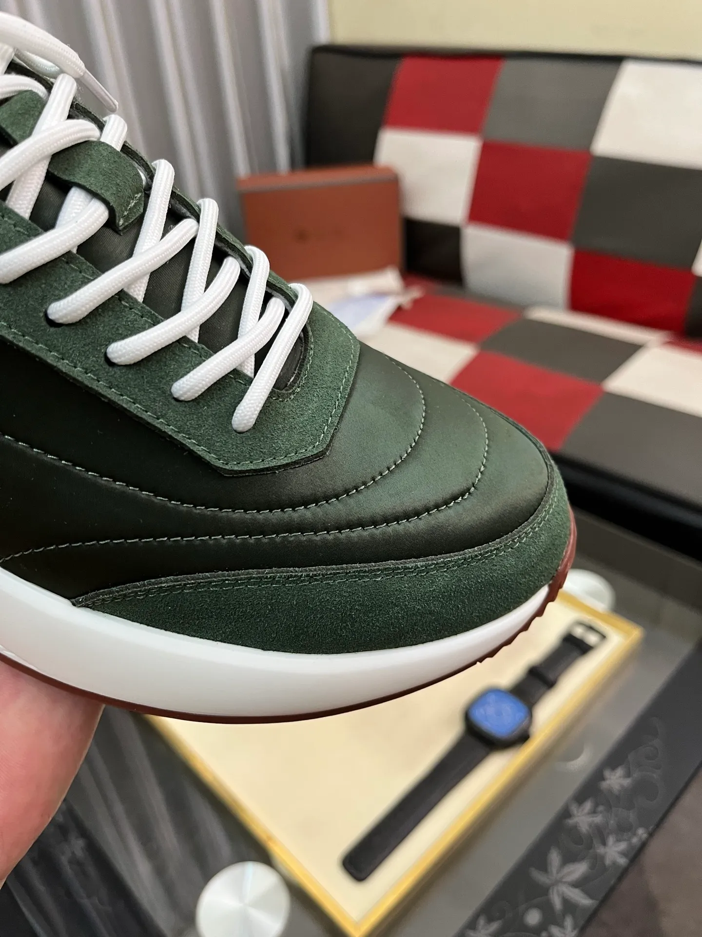 Men's shoes 💰458⌚️⌚️ Loro Pian* Loro Pian* casual shoes are made of cowhide frosted cowhide. Unique texture, simple and elegant, in line with Asian shoe lasts. Almond toe bar, apron style toe, drum-stitched upper. Same color stitching details. Slip-on style for easy on and off. Original color full cowhide lining. The insole is decorated with the 🈶️ brand logo. The original open-molded TPU raw rubber outsole. The soft rubber sole has super grip performance. Comfortable and casual style. You can create 🉑casual🉑formal urban style at will!  Code number: 38-44